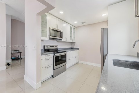 House in Miami, Florida 3 bedrooms, 123.56 sq.m. № 2069504 - photo 14