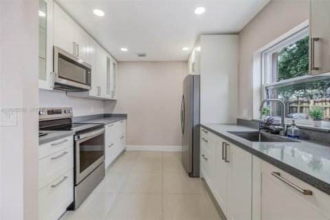 House in Miami, Florida 3 bedrooms, 123.56 sq.m. № 2069504 - photo 13