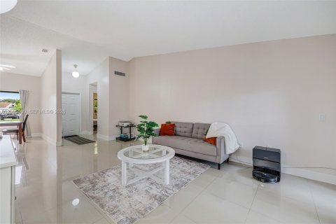 House in Miami, Florida 3 bedrooms, 123.56 sq.m. № 2069504 - photo 8