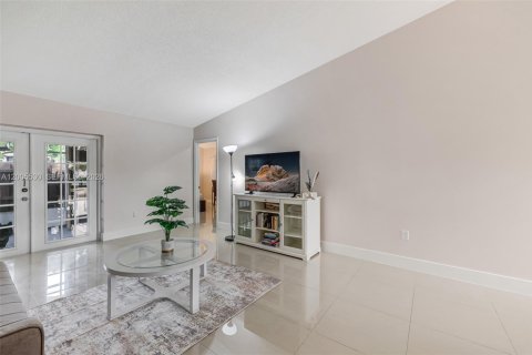 House in Miami, Florida 3 bedrooms, 123.56 sq.m. № 2069504 - photo 6