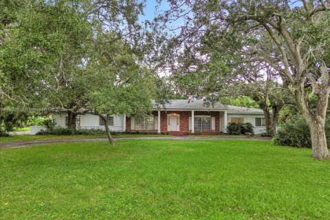 House in Homestead, Florida 4 bedrooms, 392.98 sq.m. № 2013798