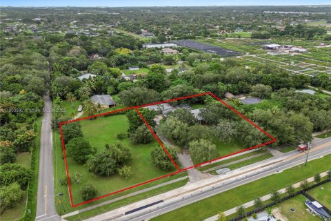 House in Homestead, Florida 4 bedrooms, 392.98 sq.m. № 2013798 - photo 5