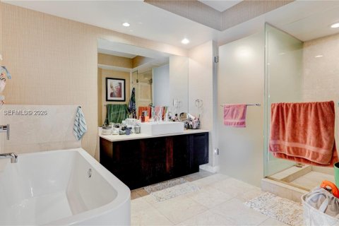 Condo in Sunny Isles Beach, Florida, 3 bedrooms № 2193546 - photo 20