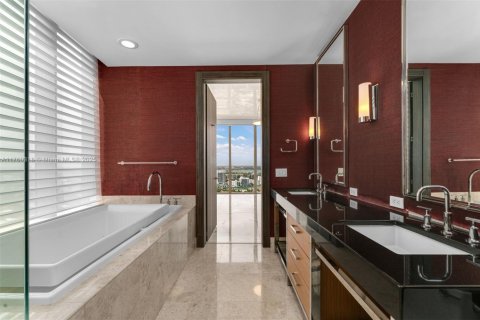 Condominio en venta en Bal Harbour, Florida, 4 dormitorios, 342.62 m2 № 1868534 - foto 23