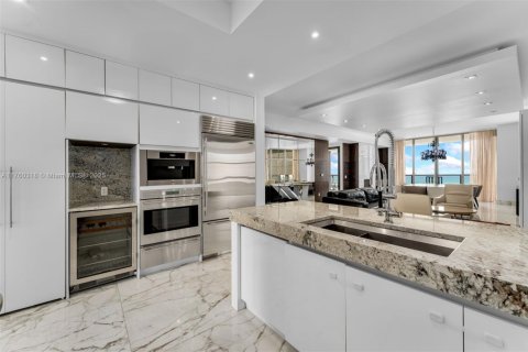 Condominio en venta en Bal Harbour, Florida, 4 dormitorios, 342.62 m2 № 1868534 - foto 4