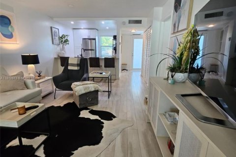 Condominio en venta en Tamarac, Florida, 1 dormitorio, 69.68 m2 № 1875228 - foto 1