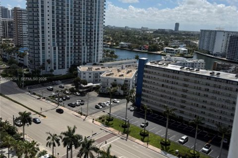 Copropriété à louer à Hallandale Beach, Floride: 2 chambres, 125.42 m2 № 2070784 - photo 4