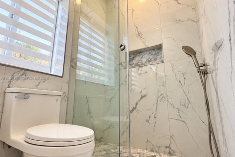 Villa ou maison à vendre à Miami, Floride: 5 chambres, 232.26 m2 № 2434329 - photo 20