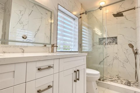 Villa ou maison à vendre à Miami, Floride: 5 chambres, 232.26 m2 № 2434329 - photo 18