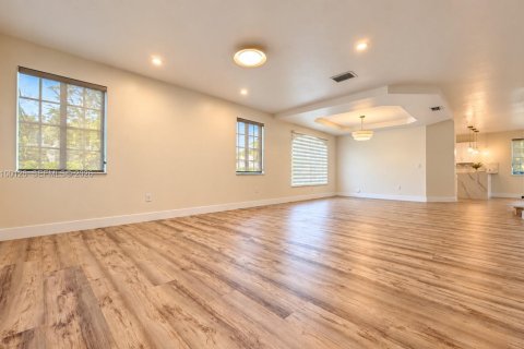 Villa ou maison à vendre à Miami, Floride: 5 chambres, 232.26 m2 № 2434329 - photo 10
