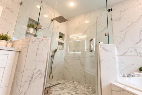 Villa ou maison à vendre à Miami, Floride: 5 chambres, 232.26 m2 № 2434329 - photo 16