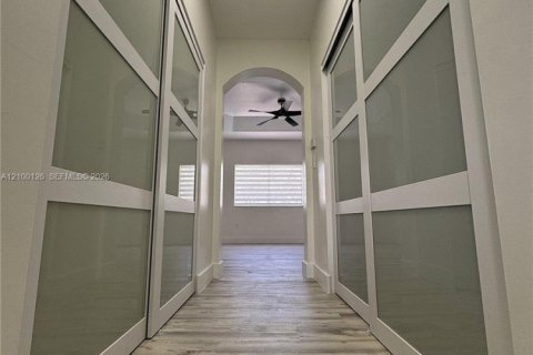 Villa ou maison à vendre à Miami, Floride: 5 chambres, 232.26 m2 № 2434329 - photo 28