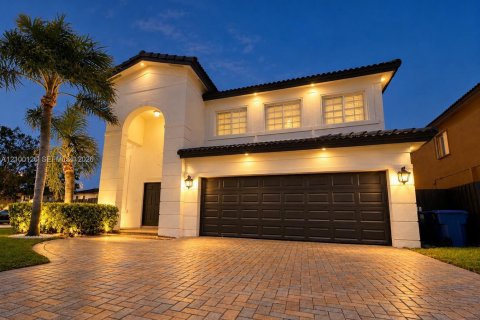Villa ou maison à vendre à Miami, Floride: 5 chambres, 232.26 m2 № 2434329 - photo 2
