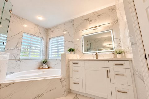 Villa ou maison à vendre à Miami, Floride: 5 chambres, 232.26 m2 № 2434329 - photo 17