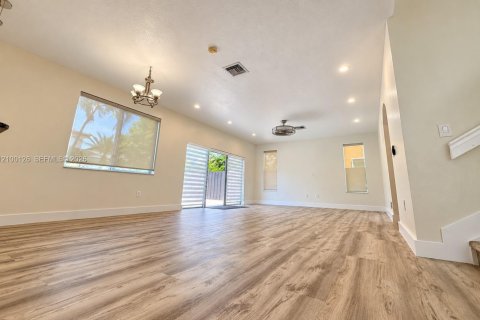 Villa ou maison à vendre à Miami, Floride: 5 chambres, 232.26 m2 № 2434329 - photo 9
