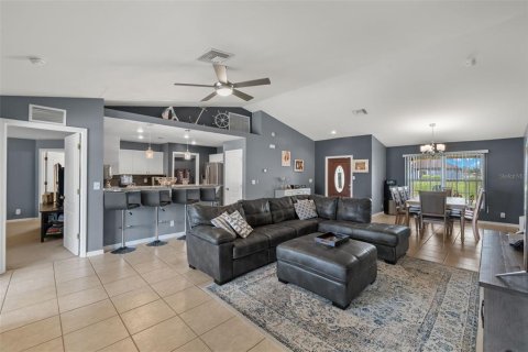 House in Cape Coral, Florida 3 bedrooms, 165.55 sq.m. № 1433619 - photo 5