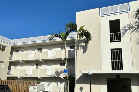 Copropriété à vendre à Miami, Floride: 1 chambre, 60.2 m2 № 1926084 - photo 1