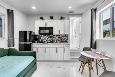 House in Miami, Florida 5 bedrooms, 132.48 sq.m. № 1505746 - photo 23