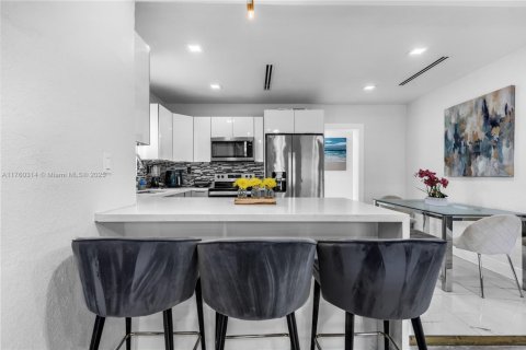 House in Miami, Florida 5 bedrooms, 132.48 sq.m. № 1505746 - photo 2