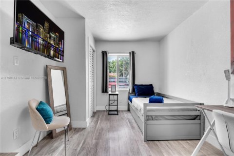 House in Miami, Florida 5 bedrooms, 132.48 sq.m. № 1505746 - photo 20