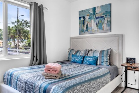 House in Miami, Florida 5 bedrooms, 132.48 sq.m. № 1505746 - photo 9