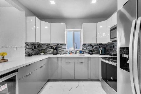 House in Miami, Florida 5 bedrooms, 132.48 sq.m. № 1505746 - photo 3