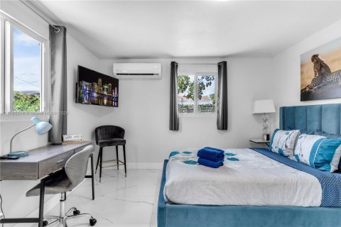 House in Miami, Florida 5 bedrooms, 132.48 sq.m. № 1505746 - photo 18