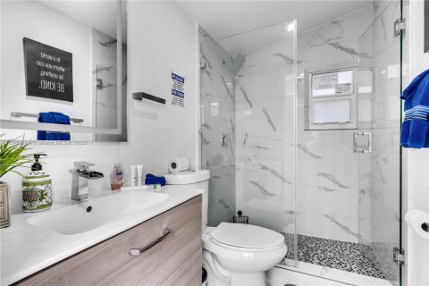 House in Miami, Florida 5 bedrooms, 132.48 sq.m. № 1505746 - photo 16