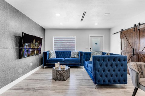 House in Miami, Florida 5 bedrooms, 132.48 sq.m. № 1505746 - photo 6