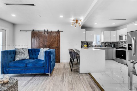 House in Miami, Florida 5 bedrooms, 132.48 sq.m. № 1505746 - photo 7