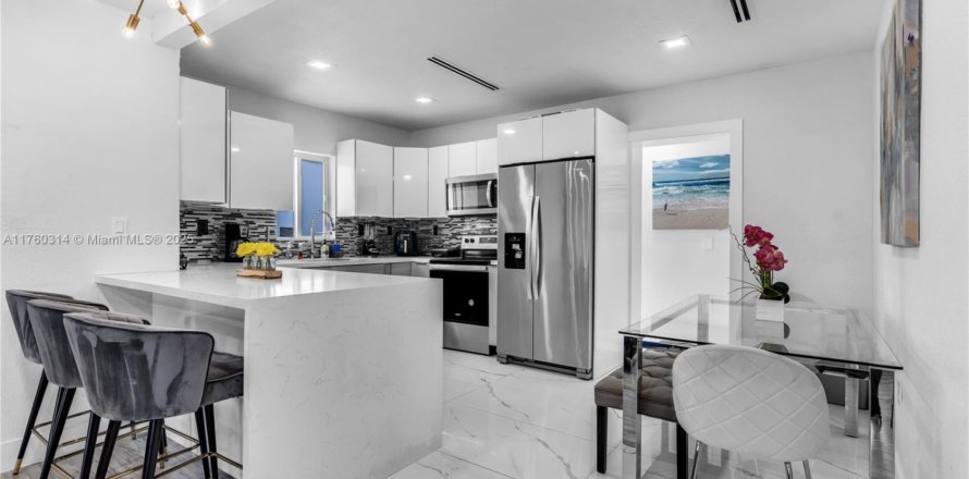 House in Miami, Florida 5 bedrooms, 132.48 sq.m. № 1505746