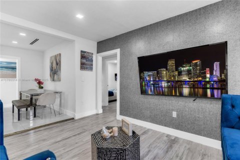 House in Miami, Florida 5 bedrooms, 132.48 sq.m. № 1505746 - photo 8