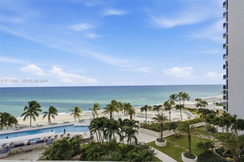 Condo in Sunny Isles Beach, Florida, 3 bedrooms № 2436457 - photo 4
