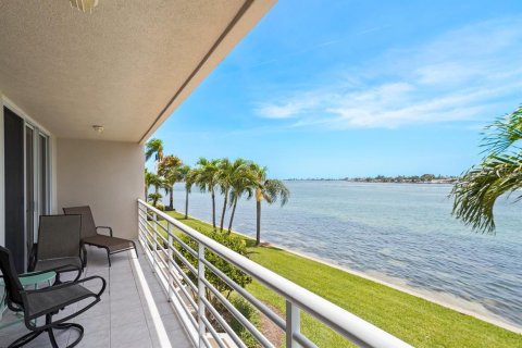 Condo in Saint Petersburg, Florida, 2 bedrooms  № 2214579 - photo 16