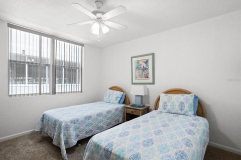 Condo in Saint Petersburg, Florida, 2 bedrooms  № 2214579 - photo 23