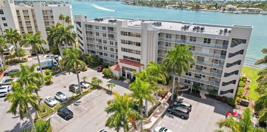 Condo in Saint Petersburg, Florida, 2 bedrooms  № 2214579
