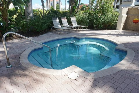 Condo in Saint Petersburg, Florida, 2 bedrooms  № 2214579 - photo 4