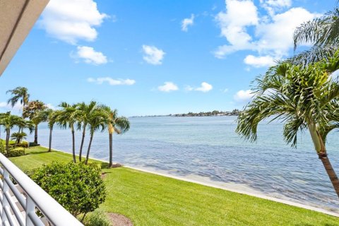 Condo in Saint Petersburg, Florida, 2 bedrooms  № 2214579 - photo 17