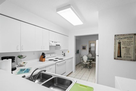 Condo in Saint Petersburg, Florida, 2 bedrooms  № 2214579 - photo 9