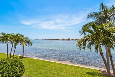 Condo in Saint Petersburg, Florida, 2 bedrooms  № 2214579 - photo 18