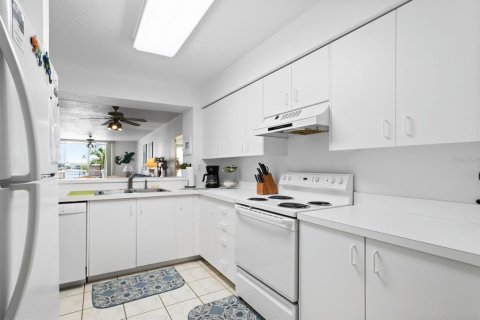 Condo in Saint Petersburg, Florida, 2 bedrooms  № 2214579 - photo 6