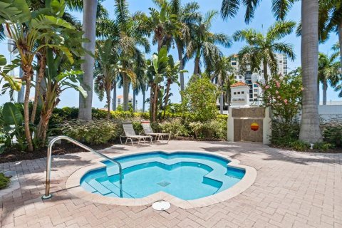 Condo in Saint Petersburg, Florida, 2 bedrooms  № 2214579 - photo 28