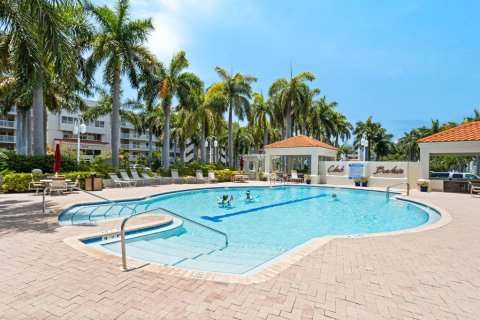 Condo in Saint Petersburg, Florida, 2 bedrooms  № 2214579 - photo 27