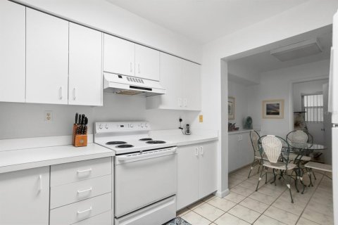 Condo in Saint Petersburg, Florida, 2 bedrooms  № 2214579 - photo 8
