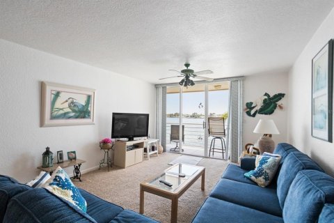 Condo in Saint Petersburg, Florida, 2 bedrooms  № 2214579 - photo 14
