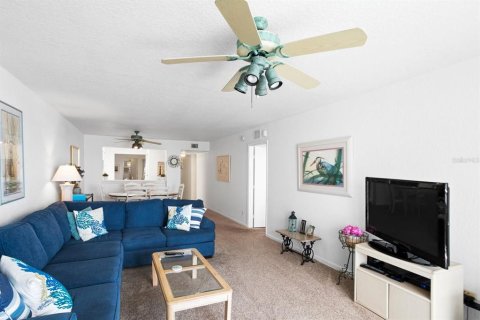 Condo in Saint Petersburg, Florida, 2 bedrooms  № 2214579 - photo 12