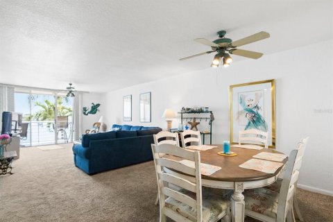 Condo in Saint Petersburg, Florida, 2 bedrooms  № 2214579 - photo 11