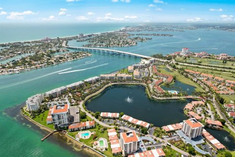 Condo in Saint Petersburg, Florida, 2 bedrooms  № 2214579 - photo 30