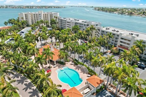 Condo in Saint Petersburg, Florida, 2 bedrooms  № 2214579 - photo 29