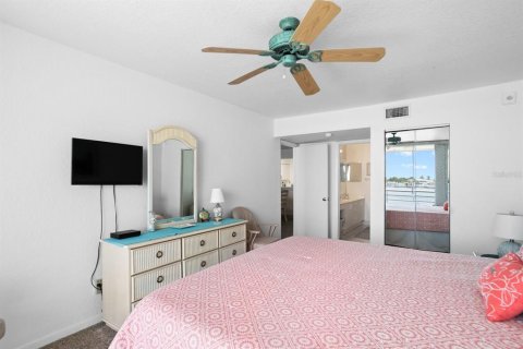 Condo in Saint Petersburg, Florida, 2 bedrooms  № 2214579 - photo 21